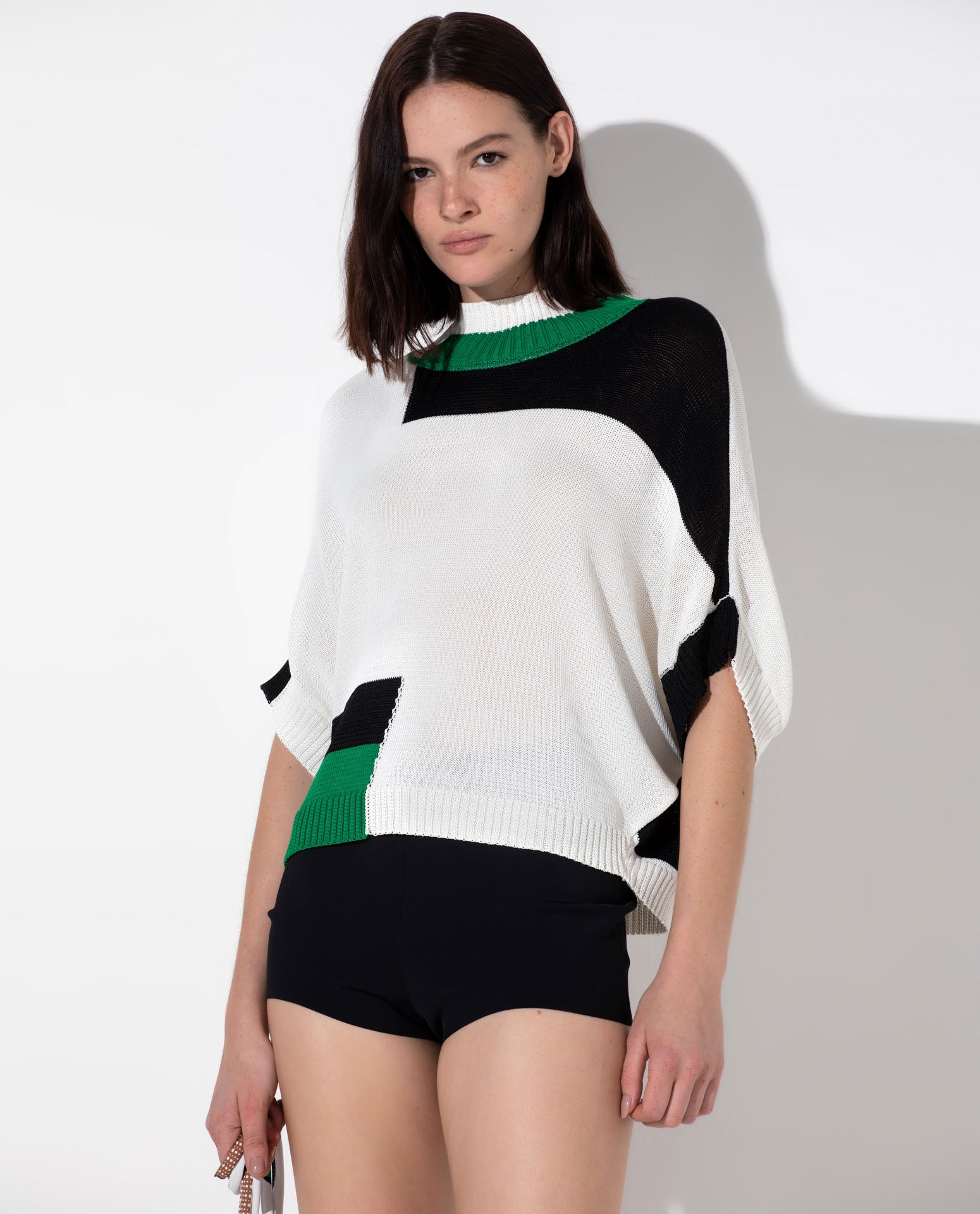 A blusa ampla Magna em sedine é uma peça elegante e sofisticada. Possui uma estampa que traz referências geométricas que adicionam um toque de vivacidade ao visual.